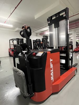 XE NÂNG ĐIỆN ĐỨNG LÁI REACH TRUCK Q1530D/Q1545D