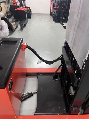 XE NÂNG ĐIỆN ĐỨNG LÁI REACH TRUCK Q1530D/Q1545D