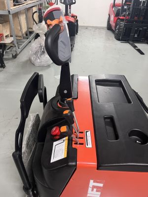 XE NÂNG ĐIỆN ĐỨNG LÁI REACH TRUCK Q1530D/Q1545D