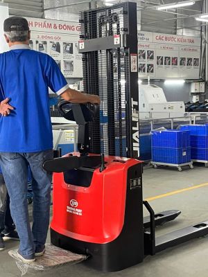 XE NÂNG ĐỨNG LÁI STACKER CL1532SE