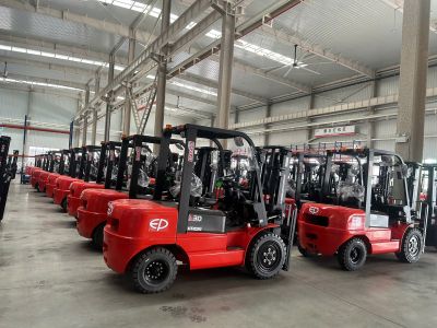 XE NÂNG ĐIỆN 3 TẤN EFXZ301