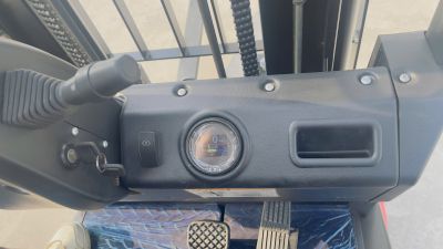 XE NÂNG ĐIỆN NGỒI LÁI 1.5 TẤN 3 BÁNH