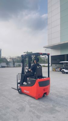 XE NÂNG ĐIỆN NGỒI LÁI 1.5 TẤN 3 BÁNH