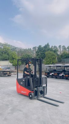 XE NÂNG ĐIỆN NGỒI LÁI 1.5 TẤN 3 BÁNH