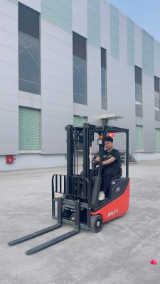 XE NÂNG ĐIỆN NGỒI LÁI 1.5 TẤN 3 BÁNH